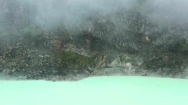 Rocky Mountain Landscape Crater Rim Kawah Putih Neon Water Shoreline — Stok Video