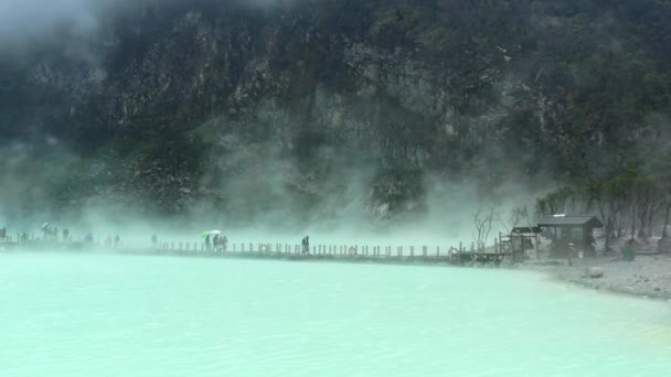 People Walking Bridge Steam Rising Sulfur Lake Mountain Aerial — Vídeo de Stock