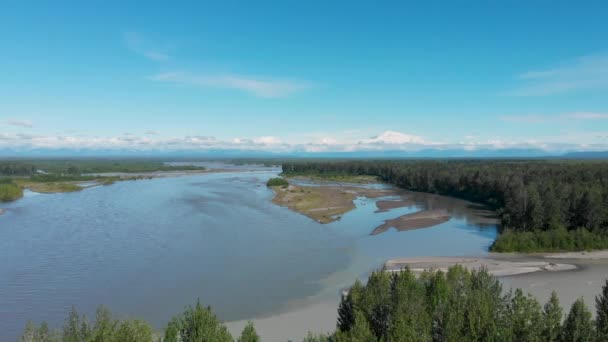 Drone Video Susitna River Denali Mountain Distance Alaska Summer Day — Vídeos de Stock