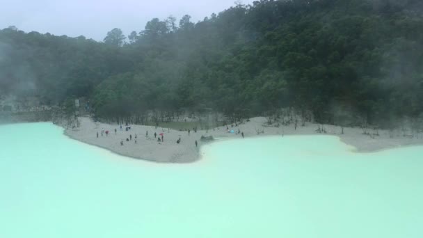 Wide Aerial Landscape Shoreline Kawah Putih Neon Green Water Bandung — ストック動画