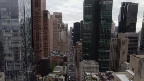 Flyg Mellan Byggnader Mot Times Torg Molnigt New York Usa — Stockvideo