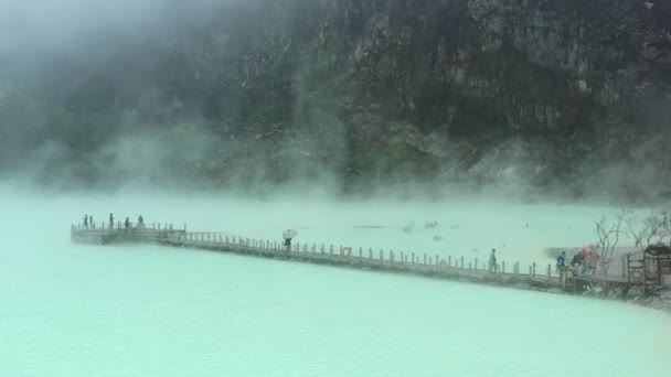 Tourists Walking Bridge Kawah Putih Sulfur Lake Bandung Indonesia Aerial — Vídeo de Stock