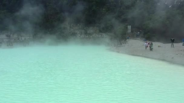 Tourists Shoreline Neon Green Sulfur Lake Kawah Putih Aerial — Vídeos de Stock