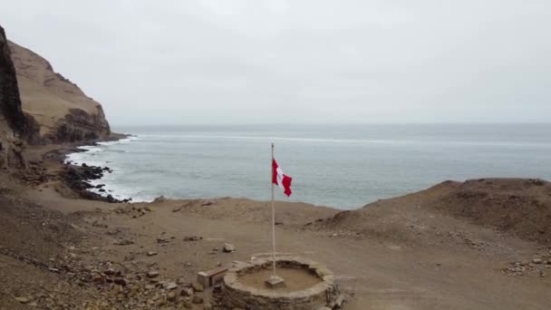 Drone Video Peruvian Flag Post Cliff Edge Ocean Coast Drone — стоковое видео