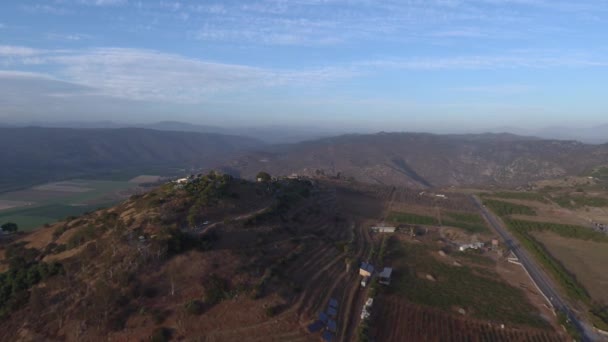 Κινηματογραφική Λήψη Του Hillside Στην Περιοχή Valley Αμπελώνες Και Φάρμες — Αρχείο Βίντεο