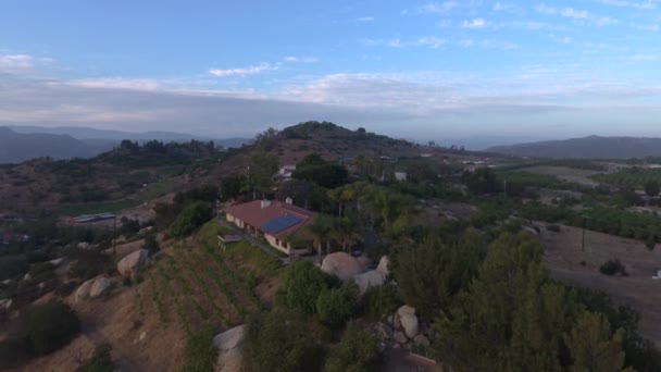 Drone Shot Beautiful Home Mountain Valley San Diego Aerial Dolly — Vídeo de stock