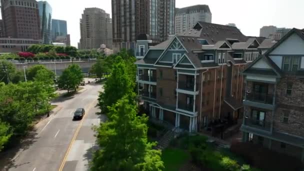 Aerial Street Reveals Residential Urban City District Mid Day Sun — Vídeo de Stock