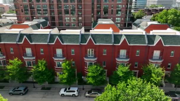 Aerial Truck Shot Red Apartment Building Rowhome Houses Urban American — Αρχείο Βίντεο