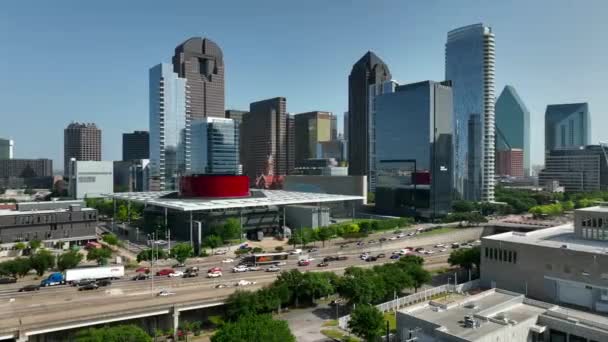 Downtown Dallas Skyline City View Aerial Traffic Interstate — Vídeos de Stock