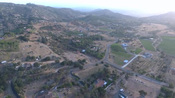 Wyścigi Samochodowe Dół Drogi Dole Hillside Farmland Winnic Aerial Drone — Wideo stockowe