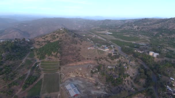 拥有美丽山脉和房屋的埃斯科蒂多葡萄酒乡村山谷从美国加州大圣地亚哥飞来的空中射门B滚 — 图库视频影像