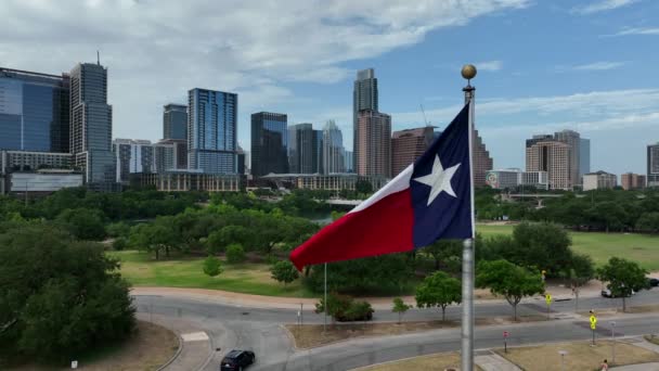 Rising Aerial Shot Texas Flag Front Austin Texas Skyline Walkable — Stock videók