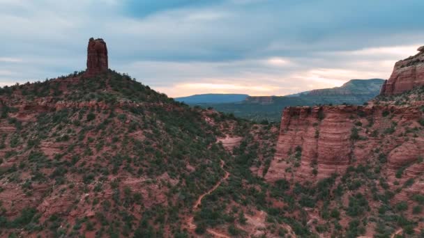 Flying Red Rock Butte Formations Lush Vegetations Sedona Central Arizona — Stockvideo