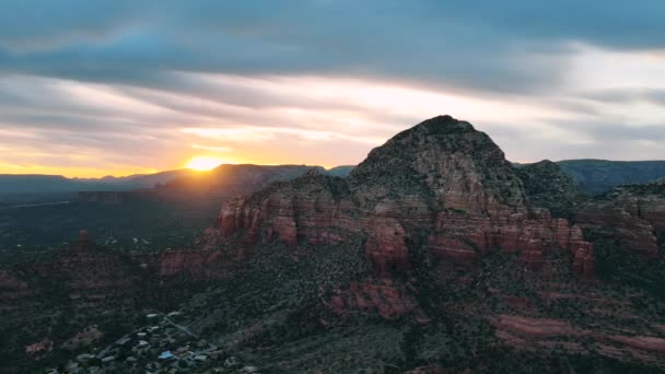 Golden Sunrise Sedona Desolate Town Towering Red Rock Butte Formation — 图库视频影像