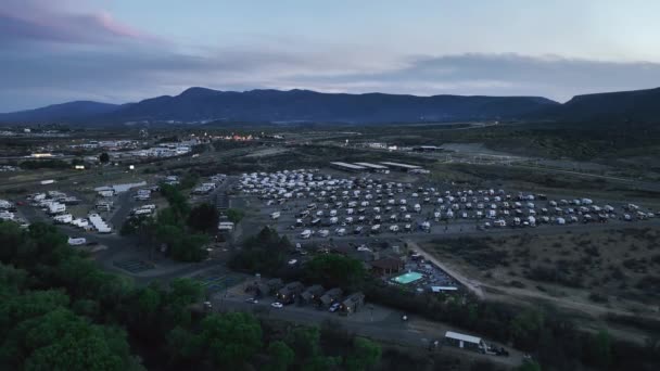 Rvs Parked Camp Verde Arizona Sunset Aerial Pullback — ストック動画