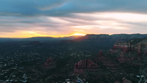 Serenity Red Rocks Residential Neighborhoods Sunset Sedona Arizona Aerial Shot — Video Stock