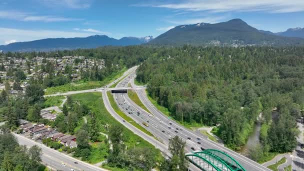 Traffic Trans Canada Highway Verdant Trees Lynnmour North Vancouver Canada — Wideo stockowe