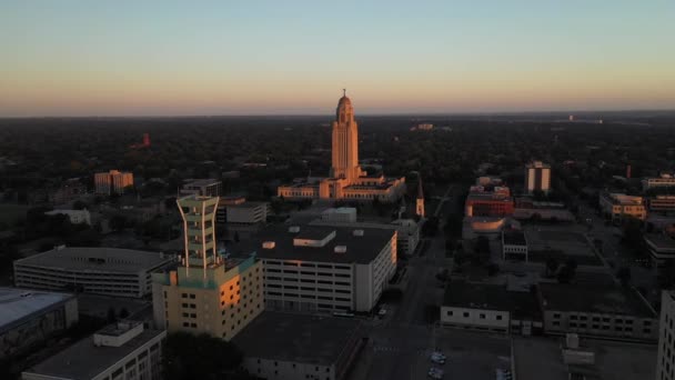 Nebraska State Capitol Building Dusk Drone Video Wide Shot Moving — Stok video