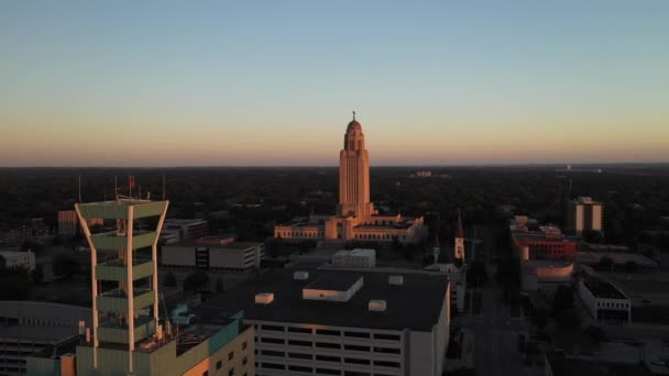Nebraska State Capitol Building Wide Shot Dusk Drone Video Moving — Stok Video