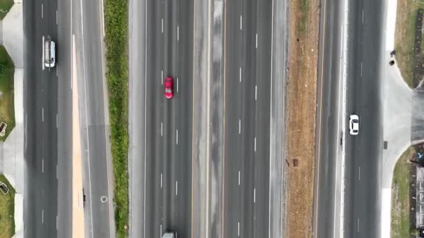 Overhead Skott Trafikerade Flerfiliga Motorvägar Och Sammanslagning Fordon Amerika Transport — Stockvideo