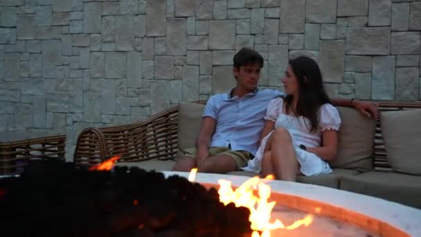 Young Couple Enjoys Firepit Glow Fire Romantic Resort Hotel — Vídeo de Stock