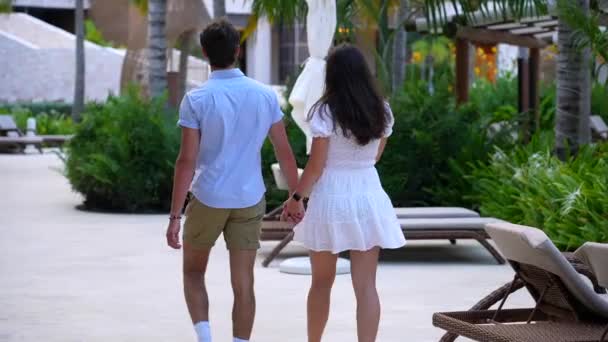 Young Couple Enjoys Tropical Resort Hotel Setting All Inclusive Travel — Vídeos de Stock