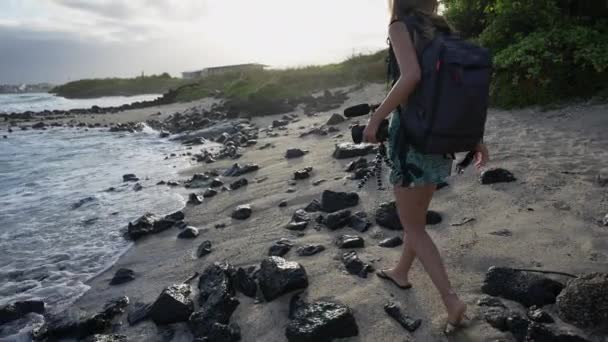 Female Backpacker Walking Playa Estacion Galapagos Ocean Waves Gently Breaking — Stock videók