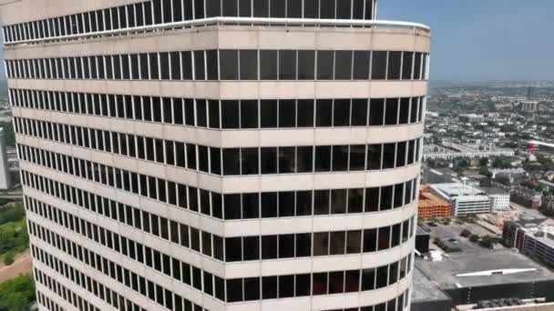 Aig Company Building American Flag Rising Aerial Reveals Houston Skyline — 图库视频影像