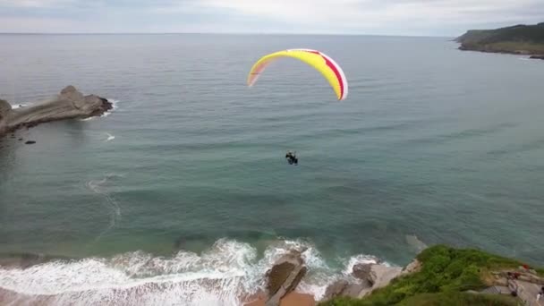 Person Paragliding Beautiful Shoreline Spain Aerial View — Vídeos de Stock