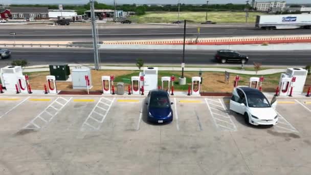 Tesla Chargers Supercharging Station Big Gas Station Rest Stop Moving — стокове відео