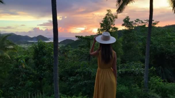 Young Women Yellow Dress Wearing Hat Seeing Golden Sunset Jungle — стоковое видео