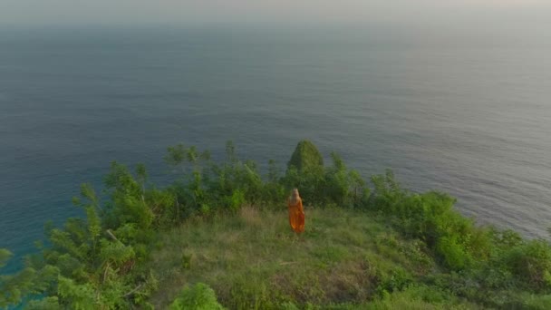 Woman Orange Dress Walking Cliff Edge Admiring Magical Sunset Reveal — Stok video