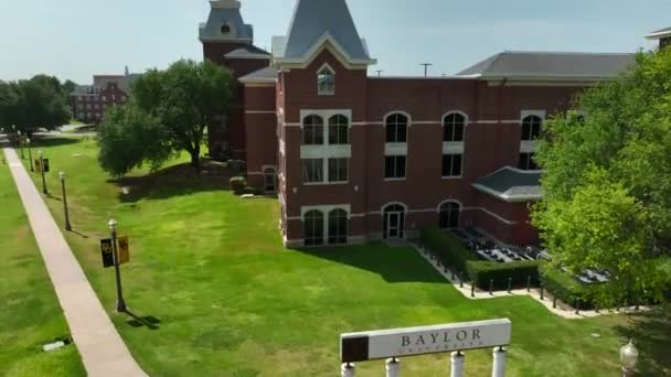 Baylor University Sign Rising Aerial Reveal Campus Grounds — Stockvideo