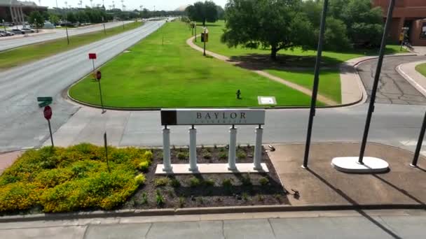 Baylor University Sign Campus Entrance Texas Usa Flags — Stockvideo