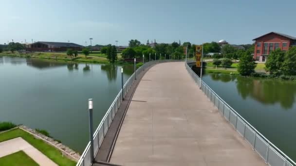 Aerial Campus Baylor University Crossing Bridge Brazos River — ストック動画