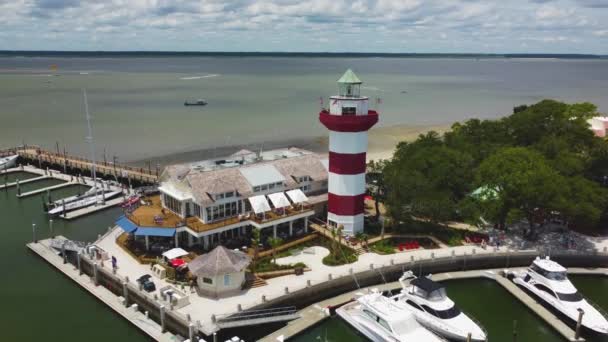 Wide Orbiting Shot Lighthouse Harbor Town Hilton Head Island — 图库视频影像