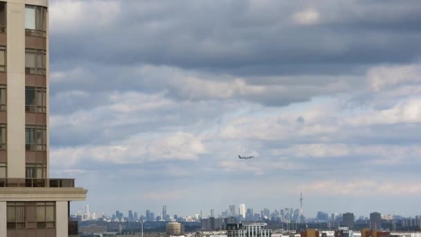 Літак Air Canada Здіймається Над Торонто Скайлайн Після Зльоту Пірсона — стокове відео