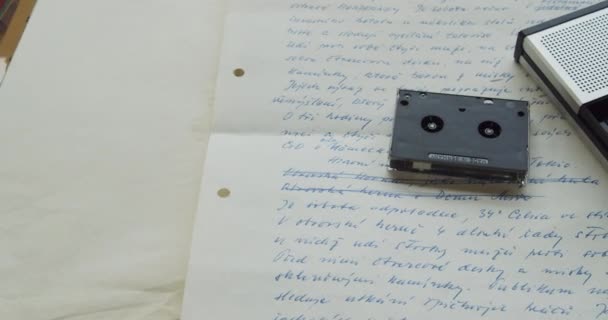 Micro Cassette Recorder 1980S Lying Top Handwritten Letters Camera Panning — Stockvideo