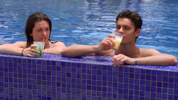 Attractive Young Couple Enjoys Alcoholic Frozen Drinks Pool Honeymoon Destination — Videoclip de stoc