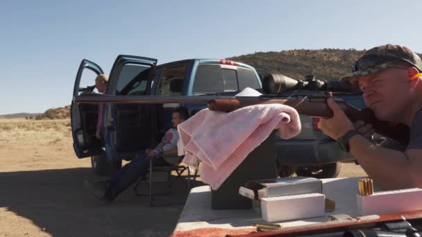 Caucasian Hunter Takes Aim Looking Hunting Rifle Scope Spotters — Stok video