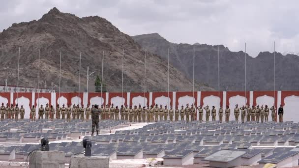 Soldiers Paying Respect Tribute Sobering Graveyard Indian Soldiers Died Fighting — 图库视频影像