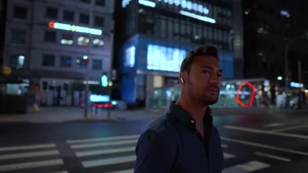 Man Wearing Bluetooth Earbuds Walking Crosswalk Seoul City Center Night — 图库视频影像