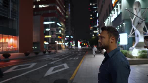 Man Travel Seoul Downtown Night — Stockvideo