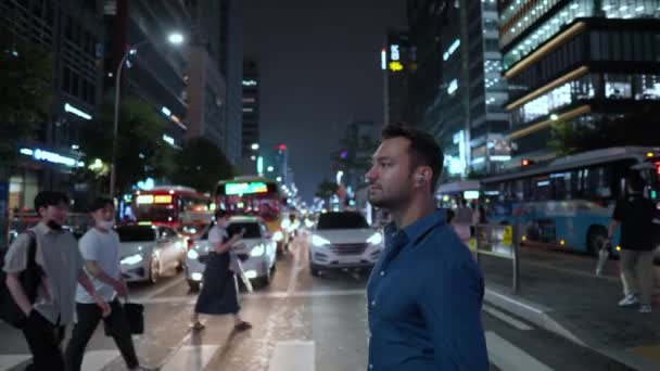 Man Cross Busy Road Crosswalk Rush Hour Night Gangnam Seul — Wideo stockowe