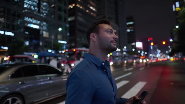 Young Caucasian Man Businessman Crossing Gangnam Street Seoul Night High — Stock videók