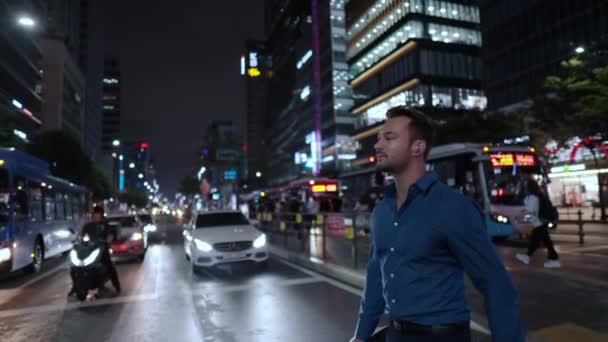Caucasian Man Umbrella Walking Gangnam Bus Stop Crossing Street Crosswalk — Stockvideo
