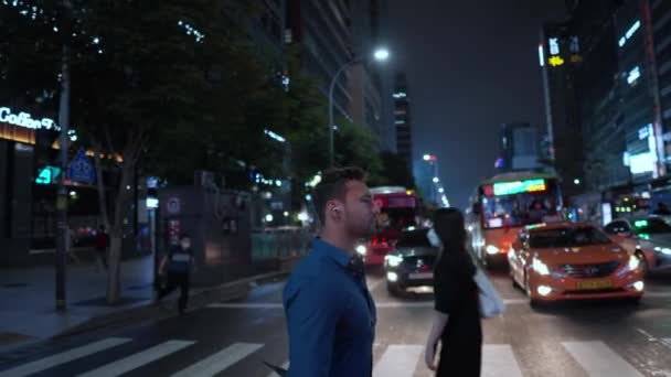 Gangnam Street Night Man Walking Crosswalk Lit Car Headlights Street — Stockvideo