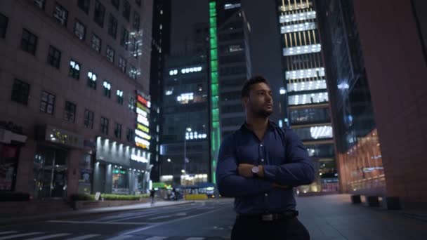 Caucasian Man Arms Crossed Standing Sidewalk Exploring Big Seoul City — Vídeos de Stock