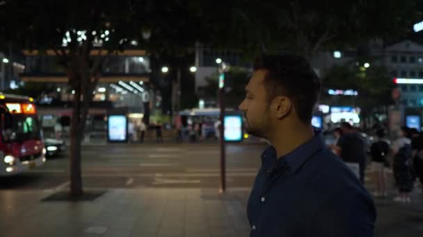 Closeup Man Walking Sidewalk Busy Gangnam Street Night Seoul — Stockvideo