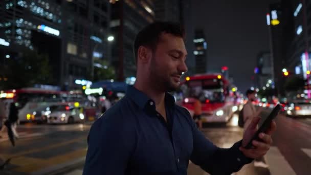 Happy Businessman Using Mobile Phone While Crossing Road Crosswalk Busy — стокове відео